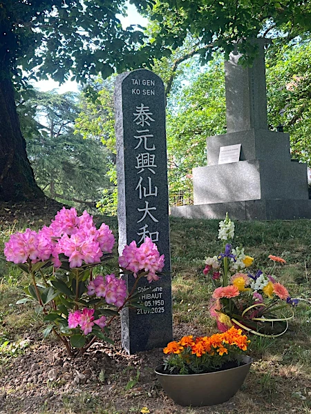 Stele dedicated to master Kosen, at the foot of the stele dedicated to master Deshimaru at the Zen temple of La Gendronnière